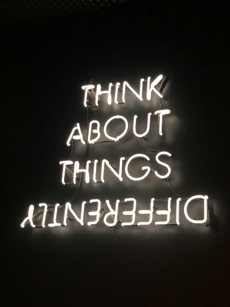 neon logo met tekt 'think about things differently'