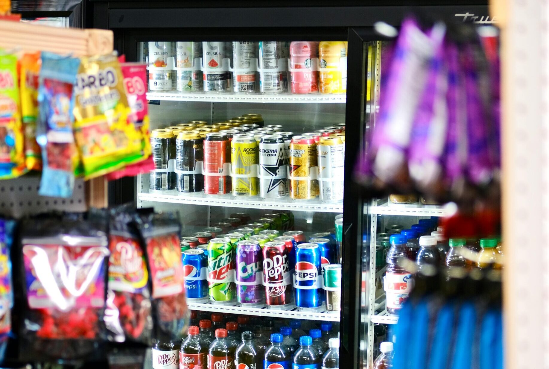 Foto van frisdrank schap bij tankstation
